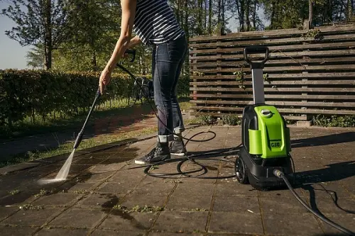 Pulire gli ambienti esterni della casa: tutti i vantaggi di un’idropulitrice